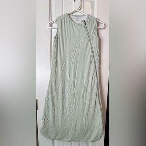 BABY/ 15-24mo. Sleeveless/ Lt. Green 
SLEEP SACK—Full Zipper w/snap at top